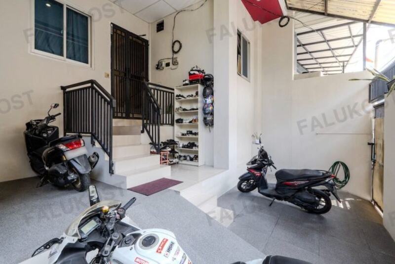 Area parkir motor Falukost